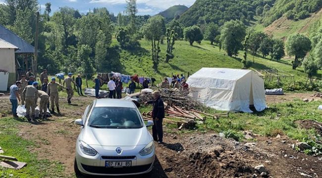 Depremde ağır hasar alan köyde çadırlar kuruluyor