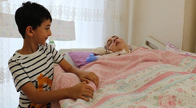 "Dünya'nın en güzel annesi, hadi kalk"