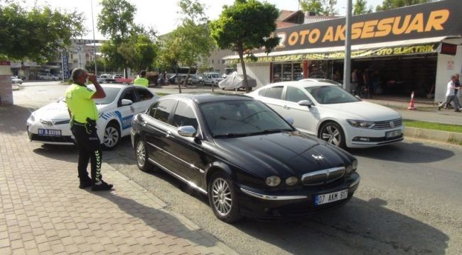 Dur ihtarına uymadı, plaka değiştirirken yakalandı!