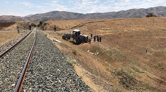 Elazığ'da tren, iş makinesine çarptı