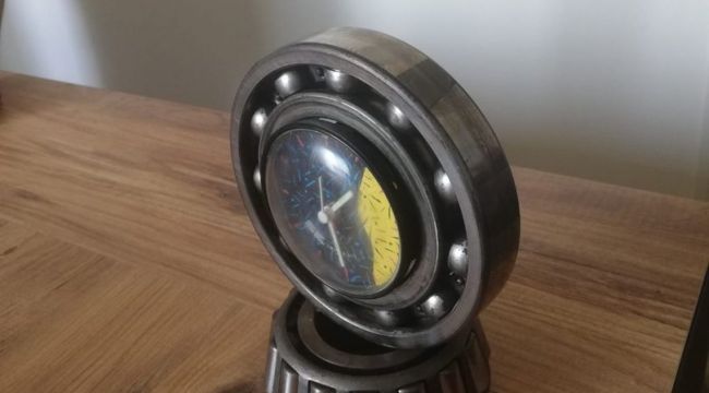 Eski araç parçalarını sanata dönüştürdü