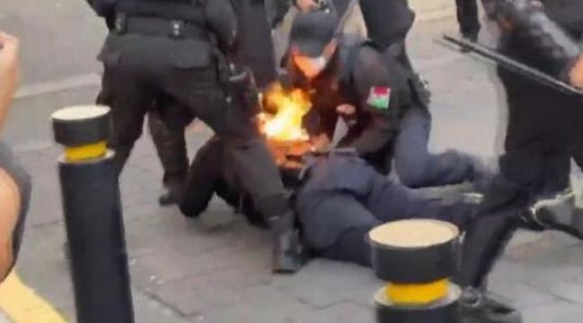 Eylemciler polisi ateşe verdi