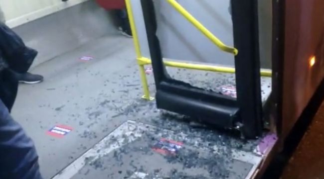 'Geç geldi' diye otobüsün camını kırdılar