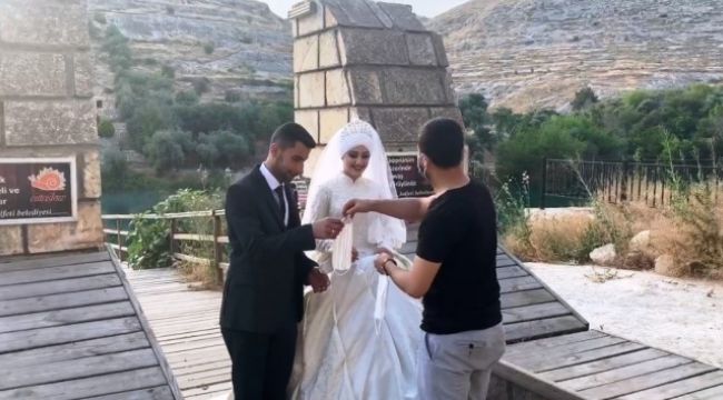 Gelinle damada altın yerine maske taktılar