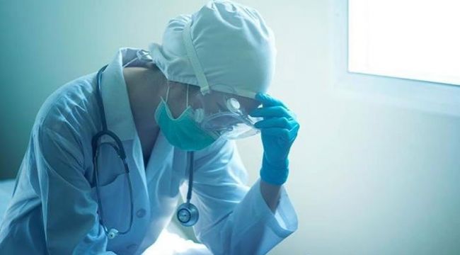 Hastaneye getirilen 2 kişi doktorlara saldırdı