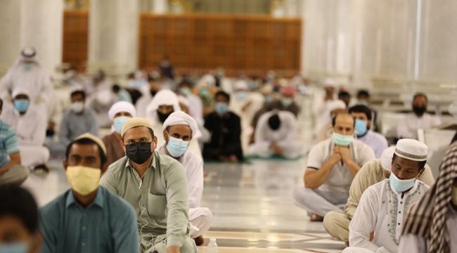 Hizmete açılan Mescid-i Nebevi'de cuma namazı kılındı