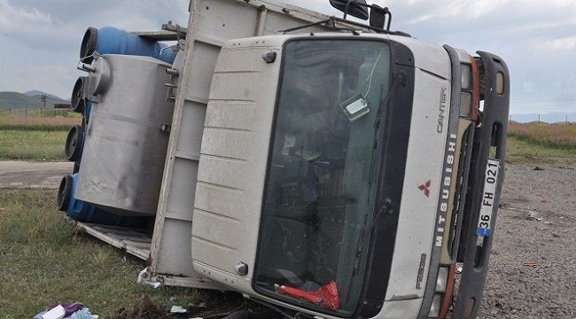 Hortum 5 tonluk kamyonu devirdi