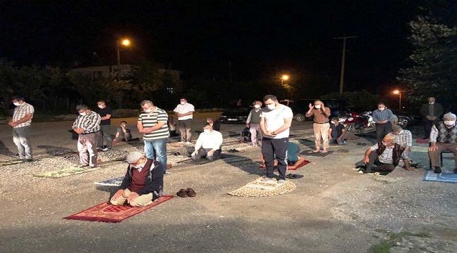 İmama küsen mahalleli, namazı kıraathane önünde kıldı