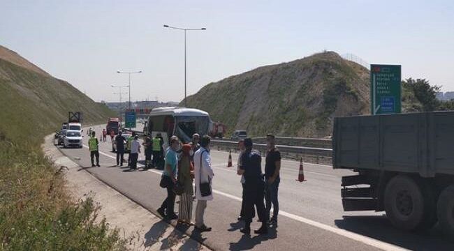 İşçi servisiyle kamyon çarpıştı