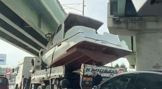 İstanbul'da tekne viyadüğe takıldı
