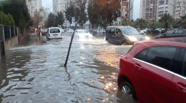 İZMİR'DE CADDELER GÖLE DÖNDÜ