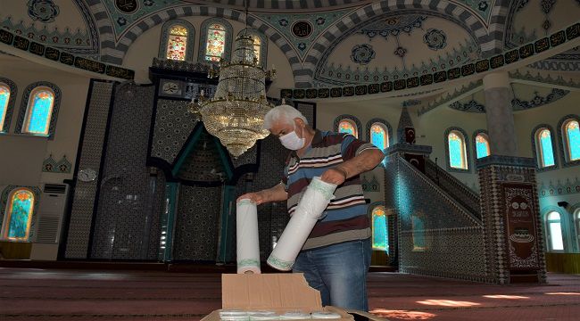İZMİR'DE CAMİLERE TEK KULLANIMLIK SECCADE