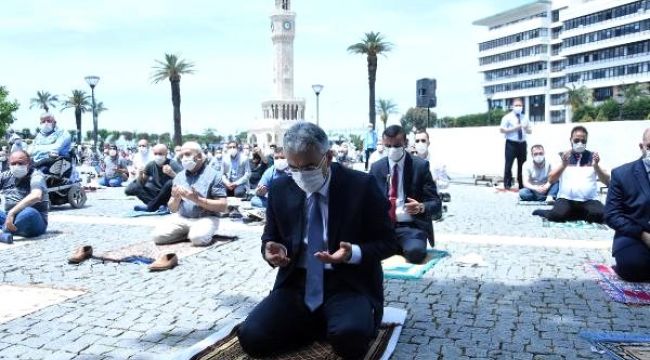 İZMİR'DE KILINAN İKİNCİ CUMA NAMAZI