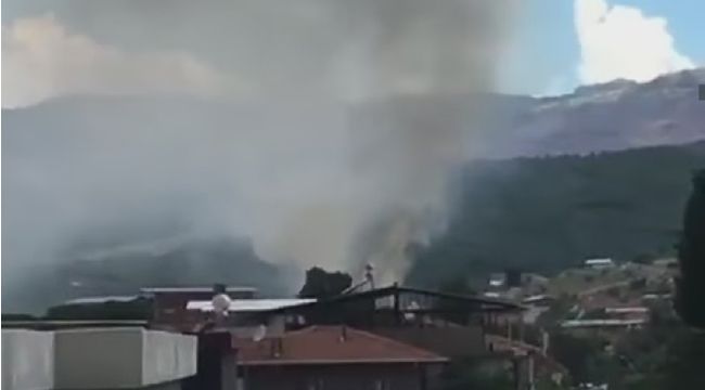 İzmir'de okulun çatısına yıldırım düştü