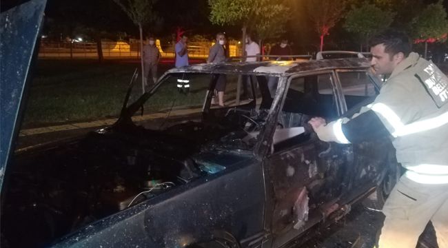 İZMİR'DE PARK HALİNDEKİ ARAÇ KÜLE DÖNDÜ