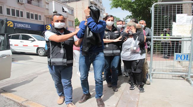 İzmir'de sahte kimlikle kredi kartı çıkartan şüpheliler tespit edildi