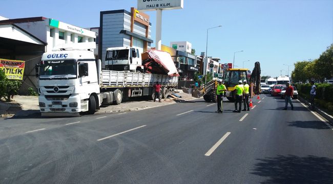 İZMİR’DE TIR ÜST GEÇİDE TAKILDI