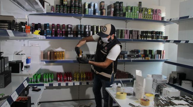 İZMİR'DE VİLLAYA KAÇAK ELEKTRONİK SİGARA BASKINI