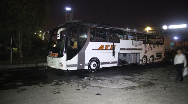 İZMİR’DE YOLCU OTOBÜSÜ ALEV ALEV YANDI