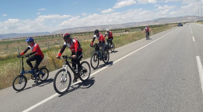 Kadın kaymakam, bisikletçilerle pedal çevirdi