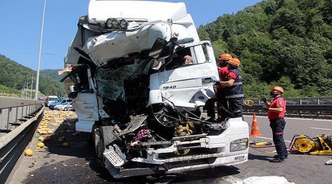 Kamyona çarpan tır sürücüsü araçta sıkıştı