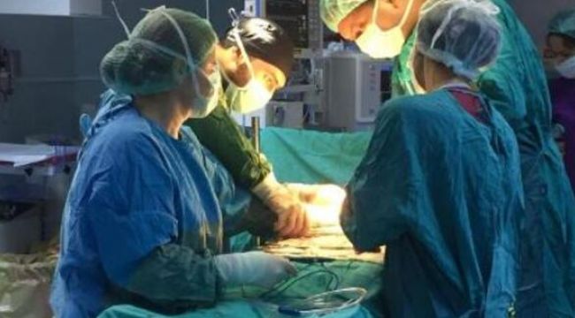 Karın ağrısıyla hastaneye gitti, 7,5 kilogram kitle çıkarıldı