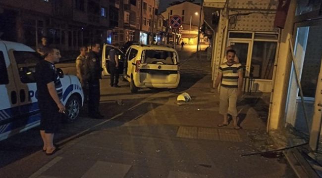 Kontrolden çıkan araç kahvehaneye girdi