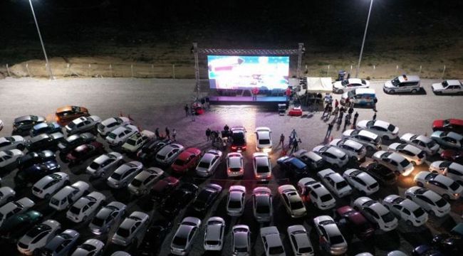 Koronaya karşı arabada sinema keyfi