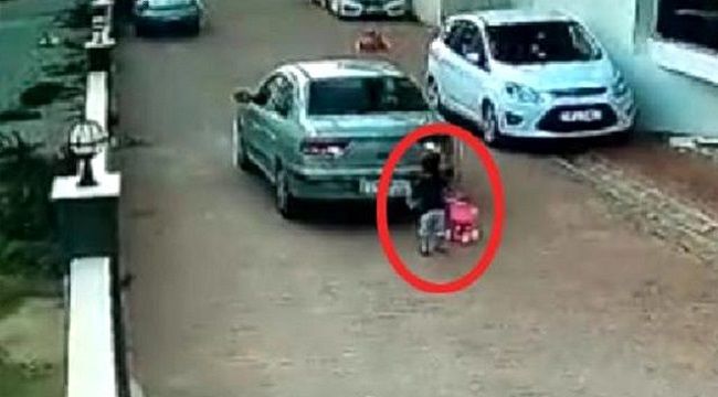 KÜÇÜK ÇOCUK ARABANIN ALTINDA KALDI
