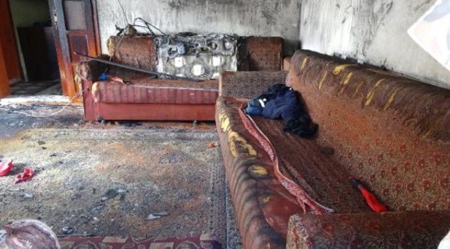 Küçük çocuk, perdeyi tutuşturdu