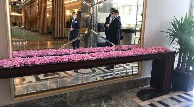 Meclis&#039;i gül kokuları sardı