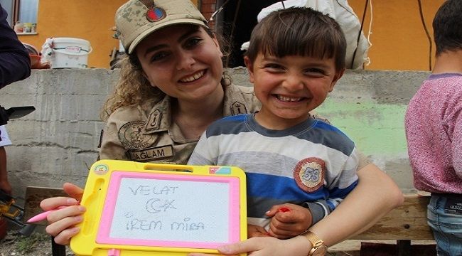 Mehmetçik, depremzede çocuklara abla oldu.