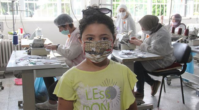 Meslek lisesi çocuklar için maske üretti