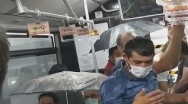 Metrobüs içinde tavandan akan sudan şemsiyeyle korundular