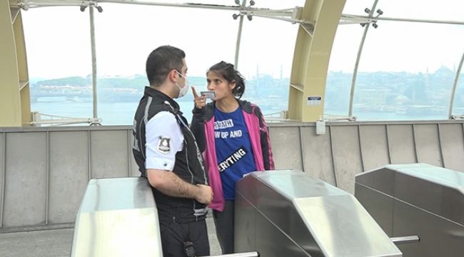 Metroya maskesiz binmek isteyen kadın ortalığı karıştırdı