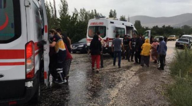 Minibüs kamyonla çarpıştı