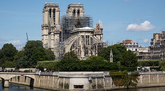 Notre Dame Katedrali'nin avlusu yangından sonra ilk kez halka açıldı