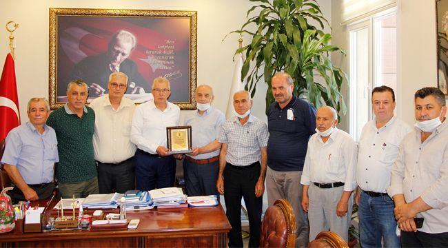 MUHTARLARDAN BAŞKAN ERİŞ'E TEŞEKKÜR PLAKETİ