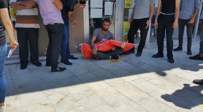Oğlunun cansız bedeniyle sokakta oturdu