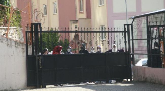 Öğrenciler sınıfta, aileleri bahçede ter döktü