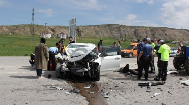 Otomobil ile traktör çarpıştı