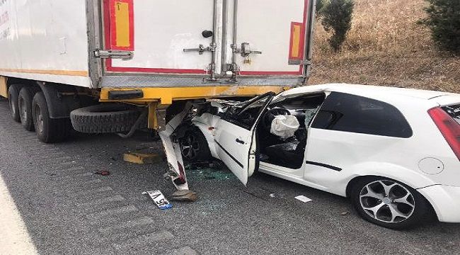 Otomobil park halindeki TIR'a çarptı!