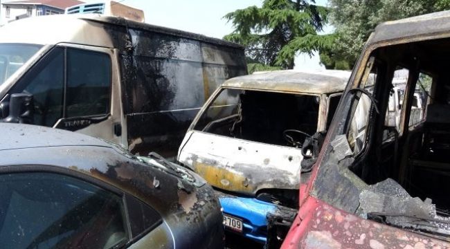 Otoparkta duran araçlar alev alev yandı