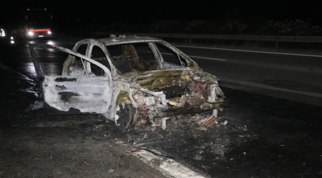 Otoyolda yanan araç kül oldu