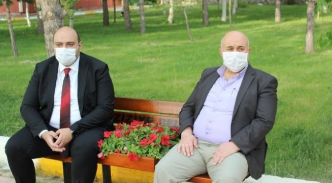 Oturma banklarına çiçekli sosyal mesafe