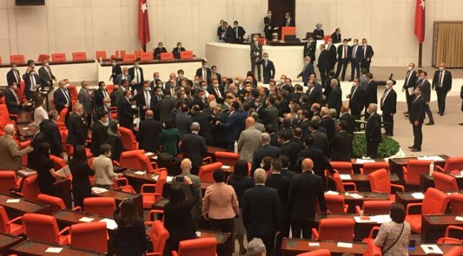 ‘’ÖZGÜR ÖZEL SESİMİZDİR’’