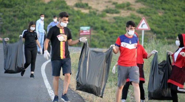 Piknikçilerin bıraktığı çöpleri doğaseverler topladı