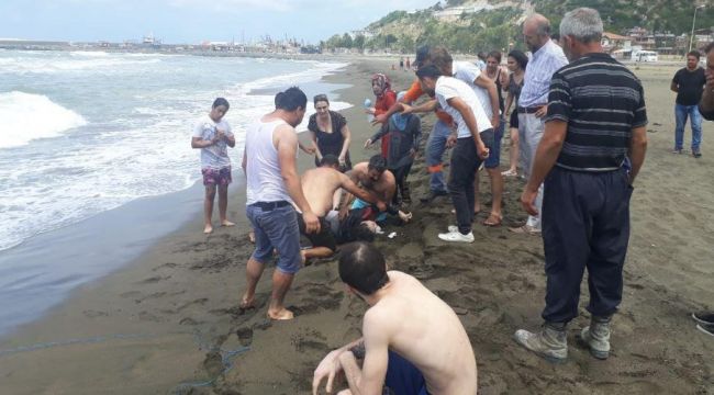 Rip akıntısına kapılan kadın kurtarıldı