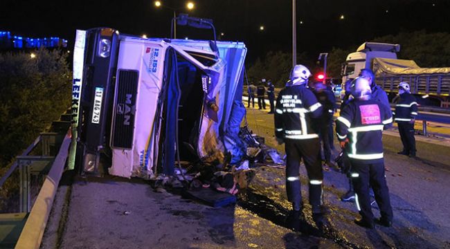 Sebze yüklü kamyon devrildi