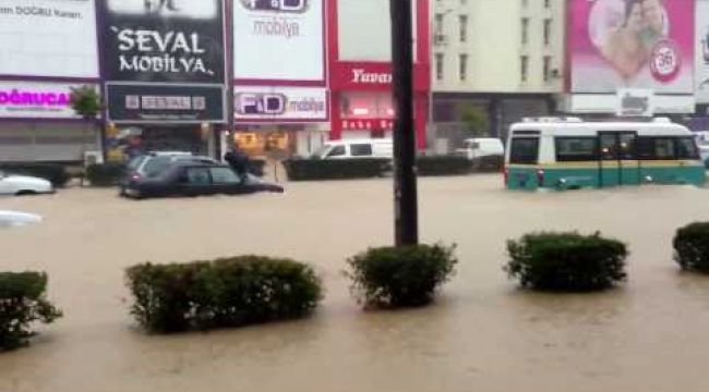 İZMİR'DE ŞİDDETLİ YAĞIŞ HAYATI FELÇ ETTİ